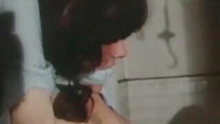 Cô gái tóc nâu phàm ăn với bộ ngực nhỏ và con xec bu vu ngao có râu đang điên cuồng làm tình trong một video bẩn thỉu của Mạng DDF. Xem cô ấy chủ động nhảy trên một trục cứng.