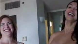 Hai cô gái nóng bỏng đáng yêu Olla phim xec sinh vien Oglaebina và cô ấy bạn gái khó chịu đang bơi trong hồ bơi